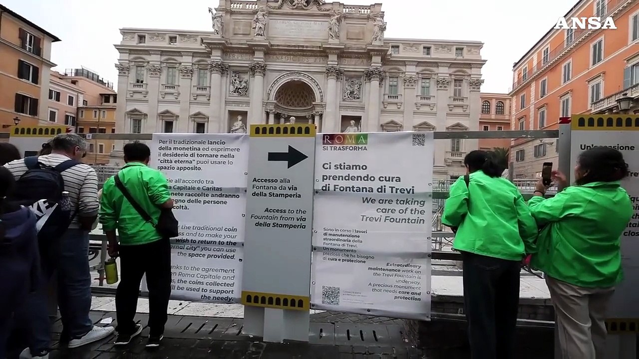 Roma, la passerella sulla Fontana di Trevi pronta per l'apertura