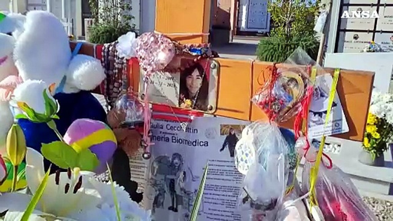 Un anno dal femminicidio Cecchettin, omaggi sulla tomba di Giulia