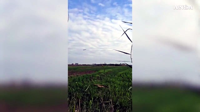 Fiumicino, serie di esplosioni dal motore di un aereo in decollo