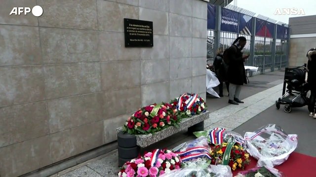 Parigi, omaggio alle vittime degli attentati del 2015