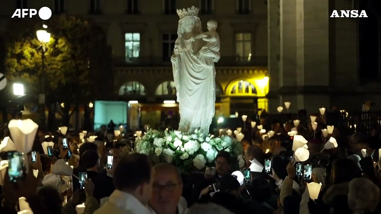 Parigi, la statua della Vergine con Bambino torna a Notre-Dame