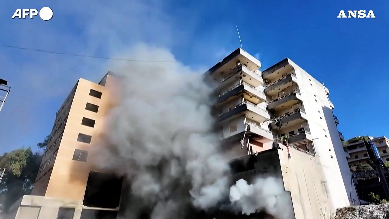 Libano, macerie a Nabatieh. Nel raid israeliano morti alcuni paramedici