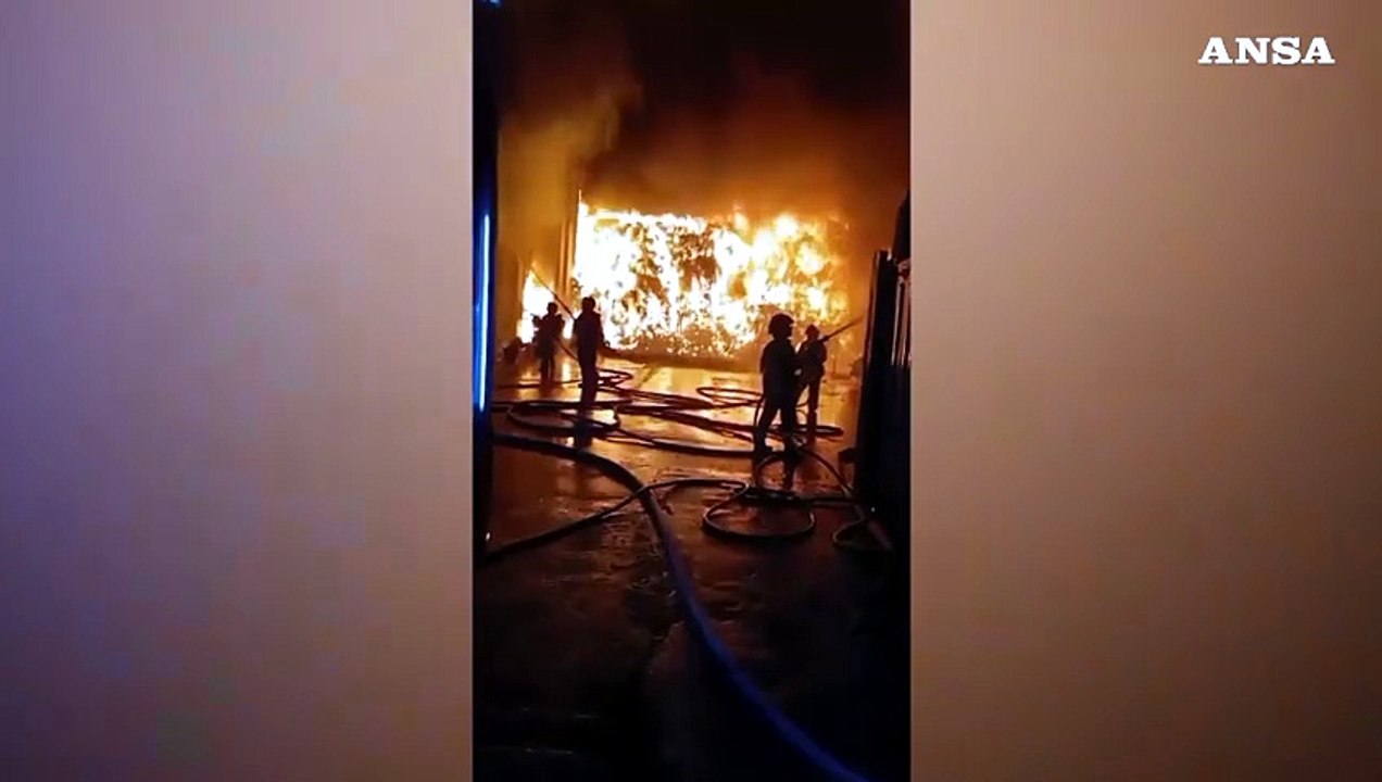 Fiamme in una ditta di rifiuti nel Barese, colonna di fumo visibile da diversi chilometri