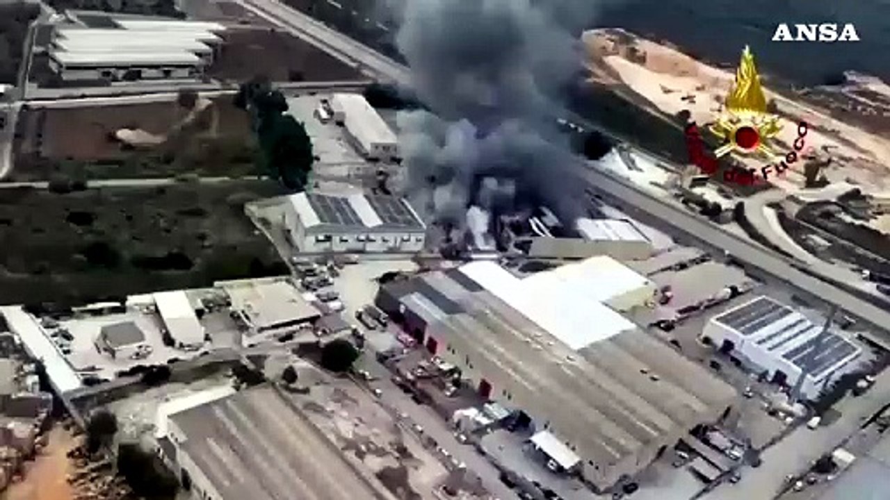 Fiamme in una ditta di rifiuti nel Barese, le immagini dall'alto