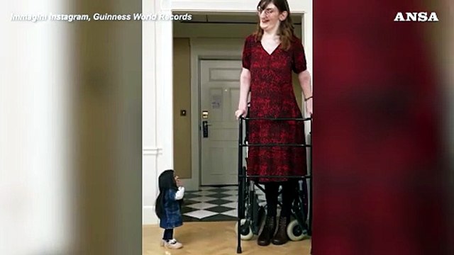 Il te' pomeridiano della donna piu' bassa del mondo con la piu' alta
