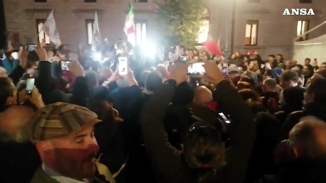 Regionali Umbria, sostenitori intonano Bella ciao davanti alla sede della Regione