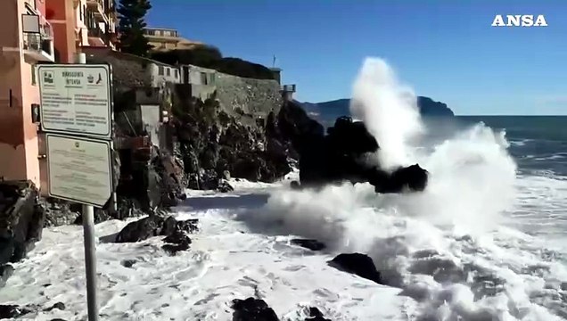 Maltempo in Liguria, forte mareggiata sulla costa genovese
