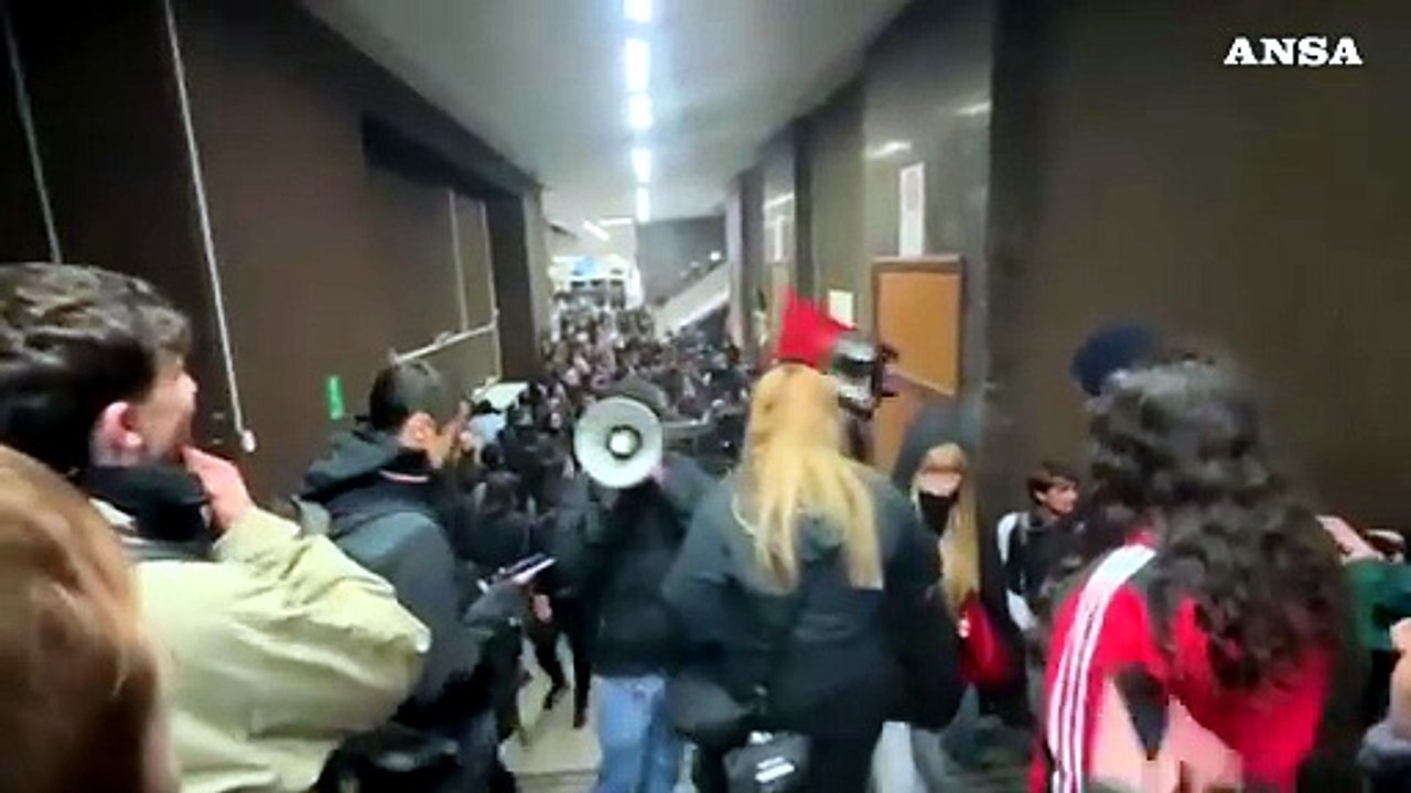 Roma, corteo alla Sapienza: cori e slogan contro i fascisti