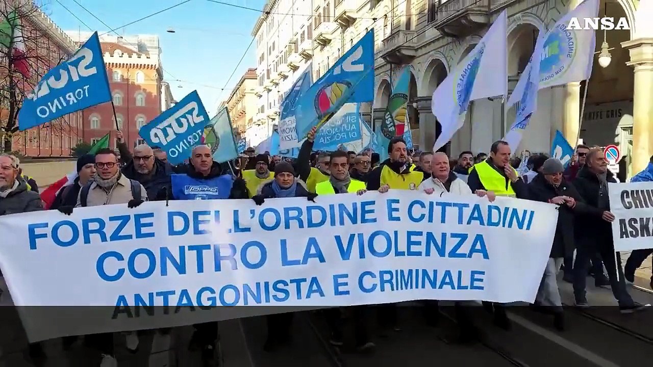 "Basta violenza contro di noi", a Torino protestano le forze dell'ordine