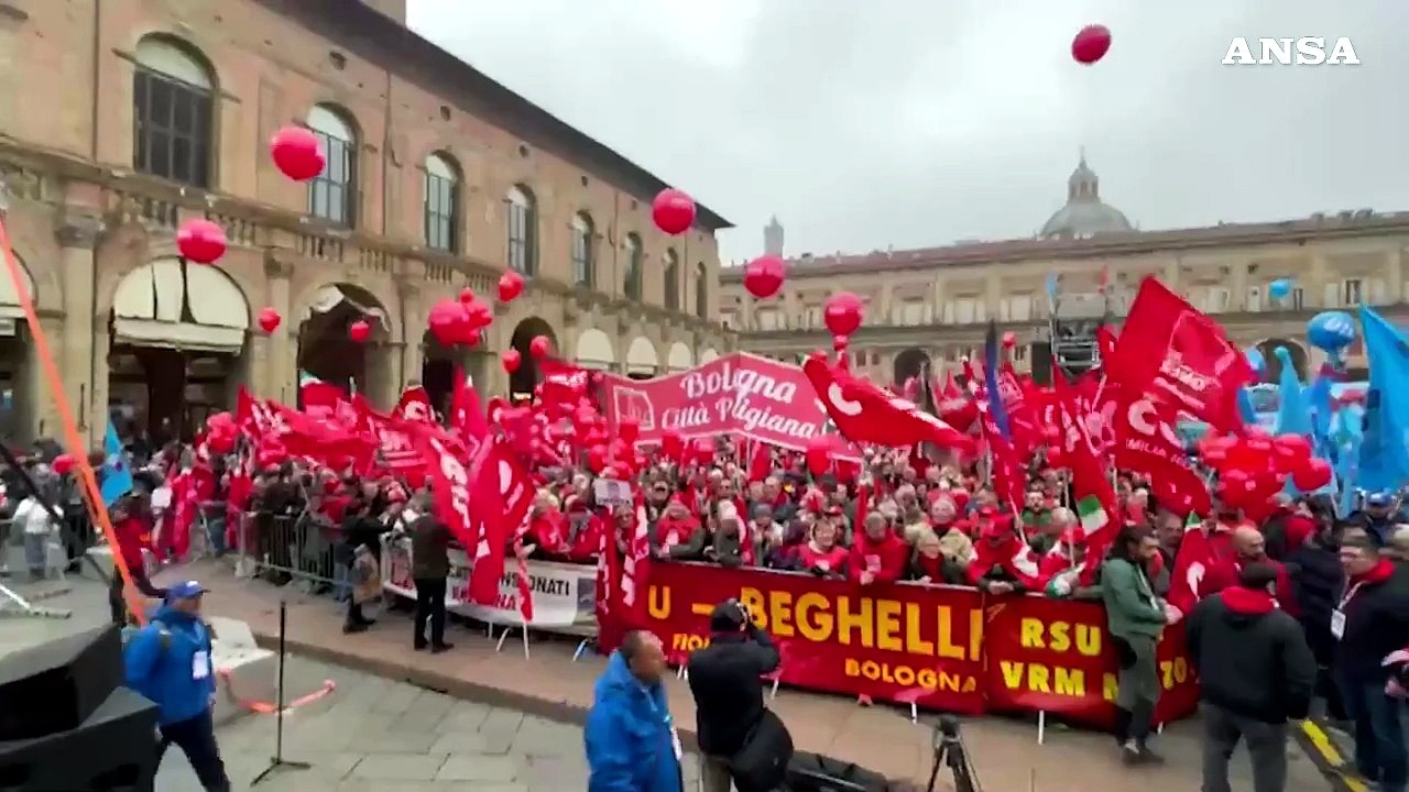 Sciopero a Bologna, in migliaia al corteo di Cgil e Uil