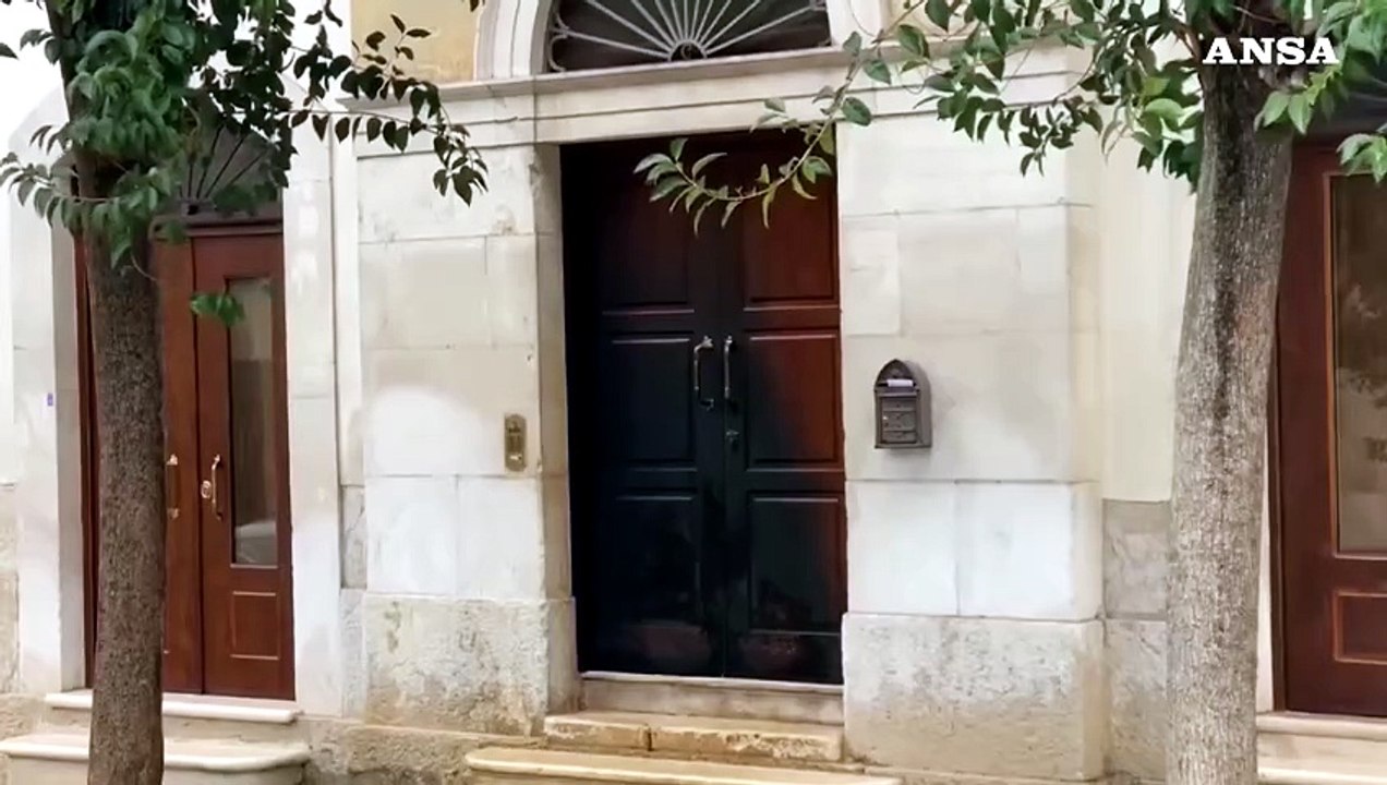 Canosa di Puglia, incendiato il portone di casa...