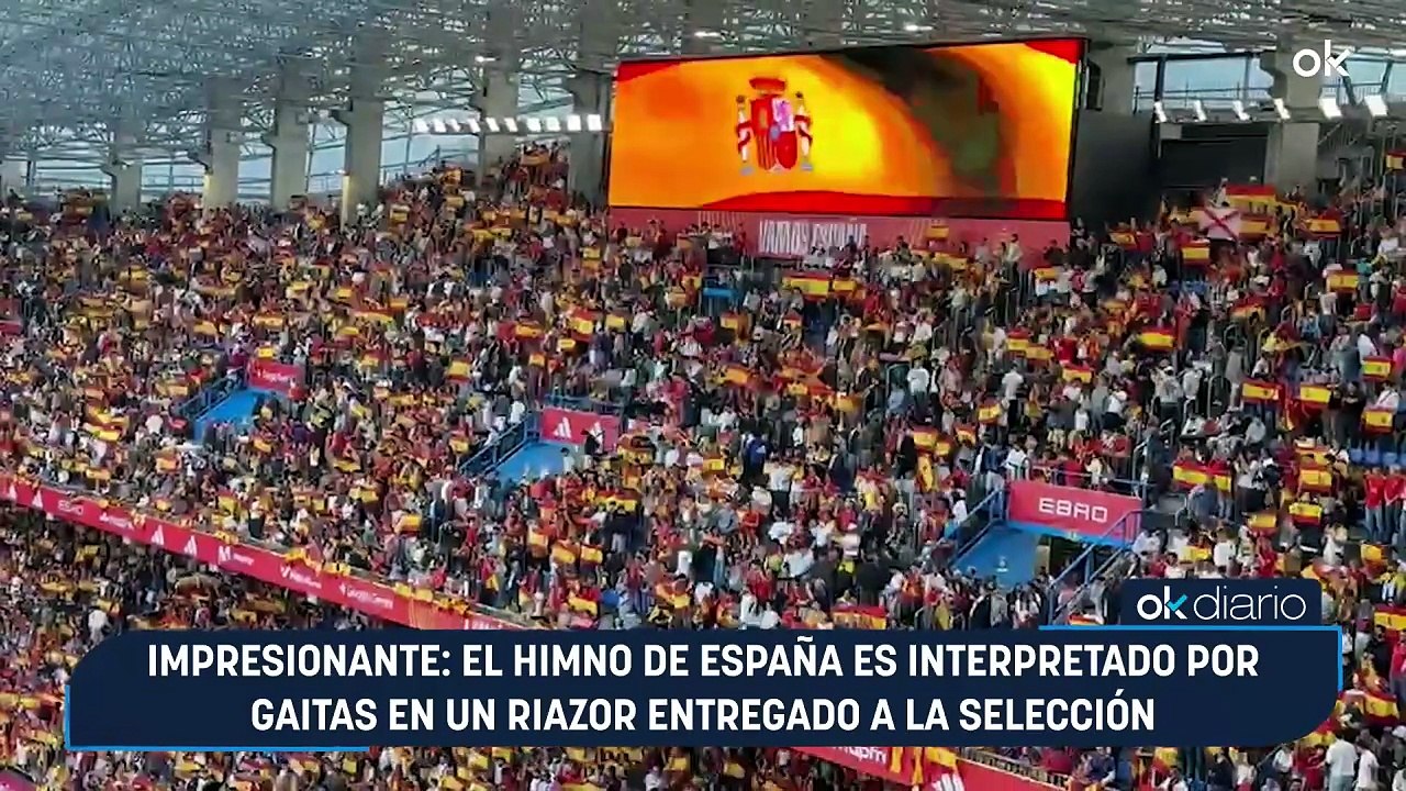 Impresionante: el himno de España es interpretado por gaitas en un Riazor entregado a la Selección