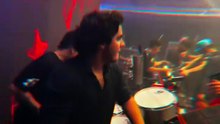 Marcelo Sangalo rouba a cena ao tocar em formatura