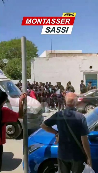 احد أولياء تلاميذ يثير جدل أمام احد معاهد في تونس