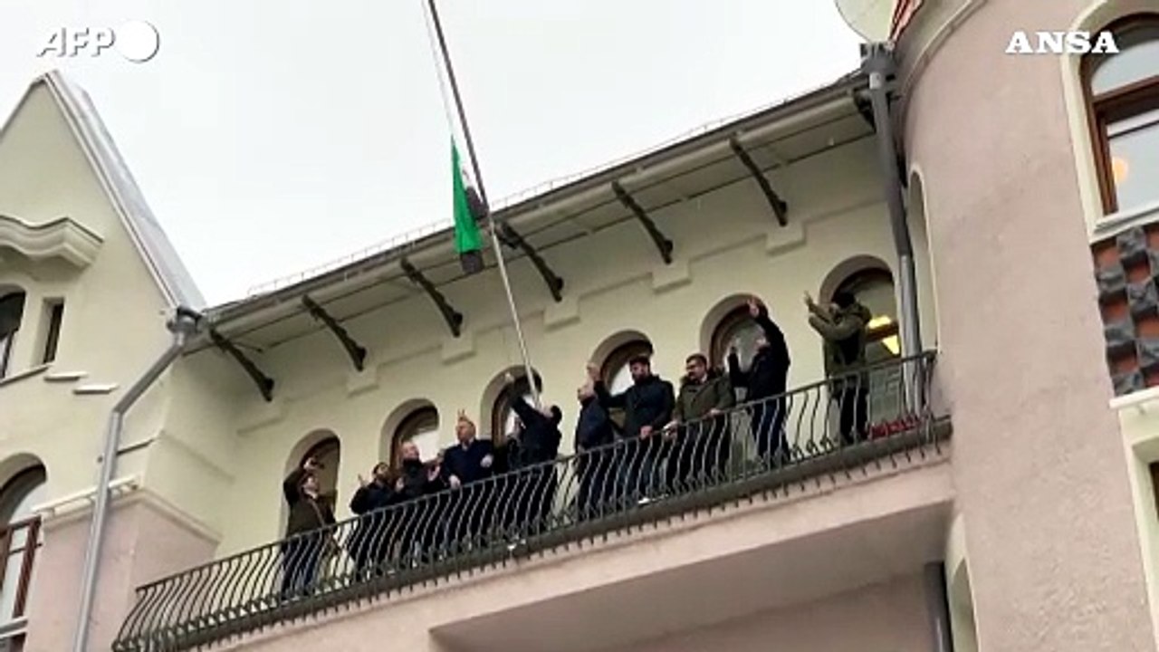 Siria, all'ambasciata a Mosca issata la bandiera dell'opposizione
