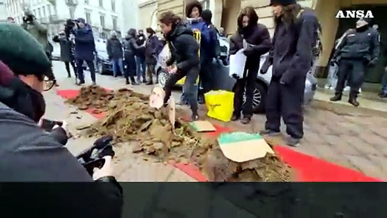 Milano, flash mob con letame su tappeto rosso davanti alla Scala