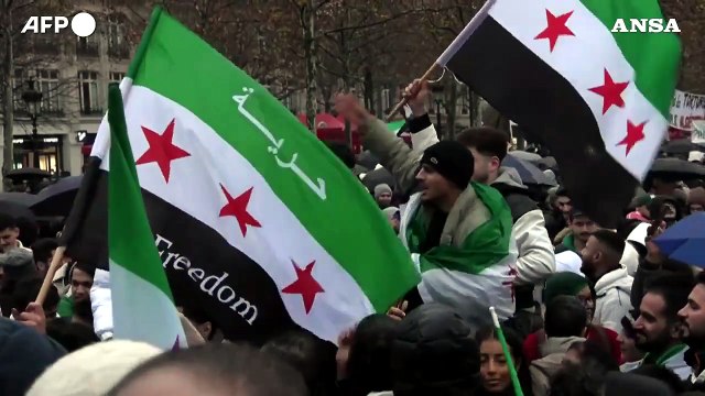 Siria, centinaia di manifestanti festeggiano a Parigi e Londra la caduta di Assad