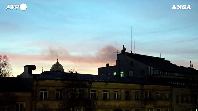 Forti esplosioni a Kiev, allarme missili balistici