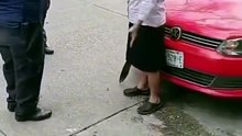 Con machete en mano, abuelita impide que le retiren las placas en Chiapas
