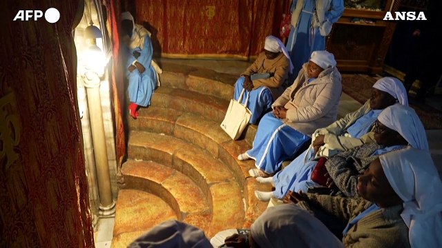 Betlemme, fedeli in preghiera nella Chiesa della Nativita'