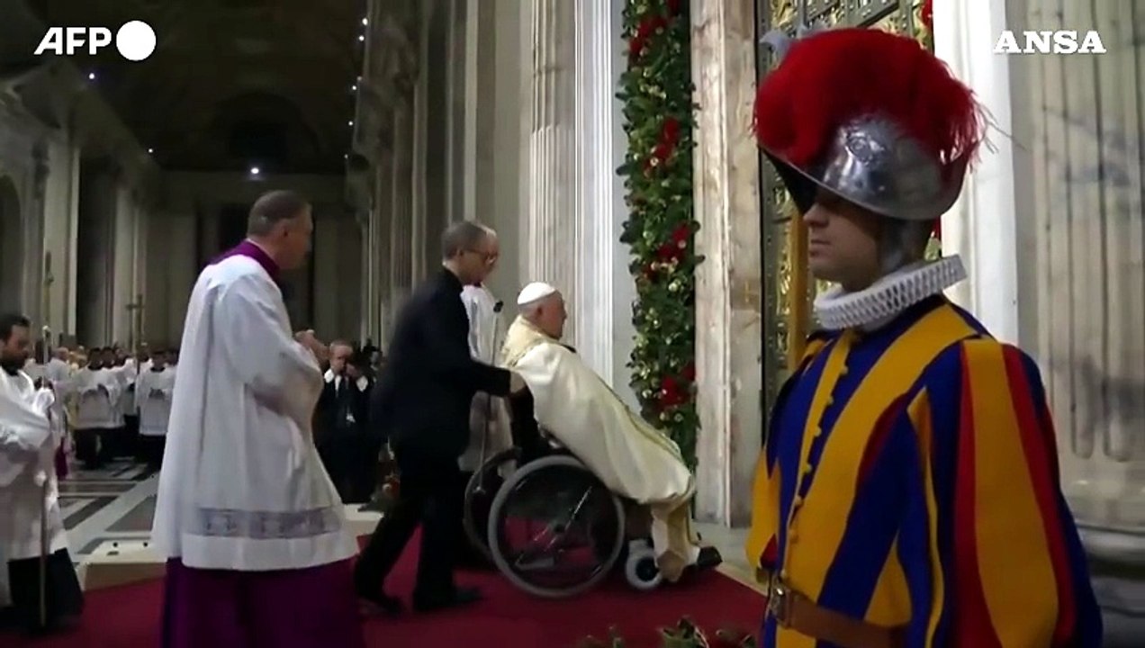 Papa Francesco apre la Porta Santa della Basilica di San Pietro