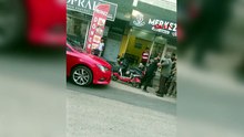 Esnaflar ile vatandaşlar arasındaki kavgada 1’i polis 5 kişi yaralandı
