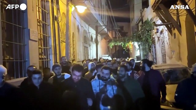 Siria, protesta dei cristiani dopo l'incendio dell'albero di Natale ad Hama