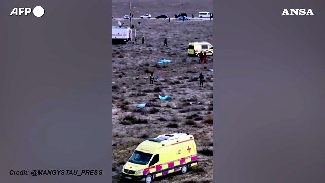 Aereo precipita in Kazakistan, i soccorsi sul luogo dell'impatto