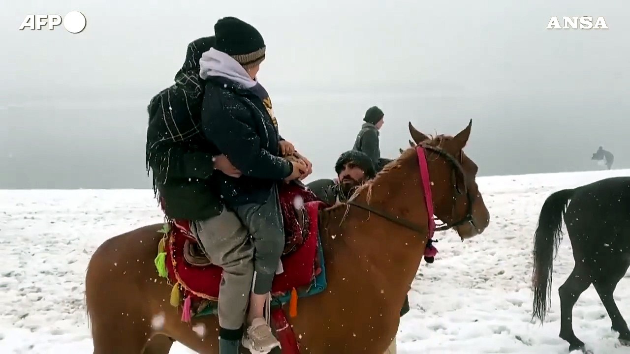 Afghanistan, la prima neve dell'anno imbianca Kabul e dintorni
