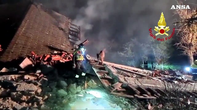 Esplosione e crollo di una villetta nel Lucchese, si cercano i due proprietari