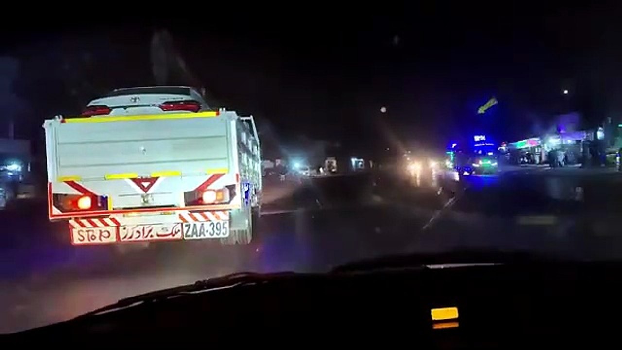 کشتیاں اپنی کنارے سے لگائے ہوئے ہیں