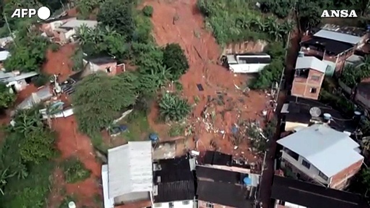 Frane e piogge torrenziali in Brasile, a Ipatinga si lavora per ripulire le strade