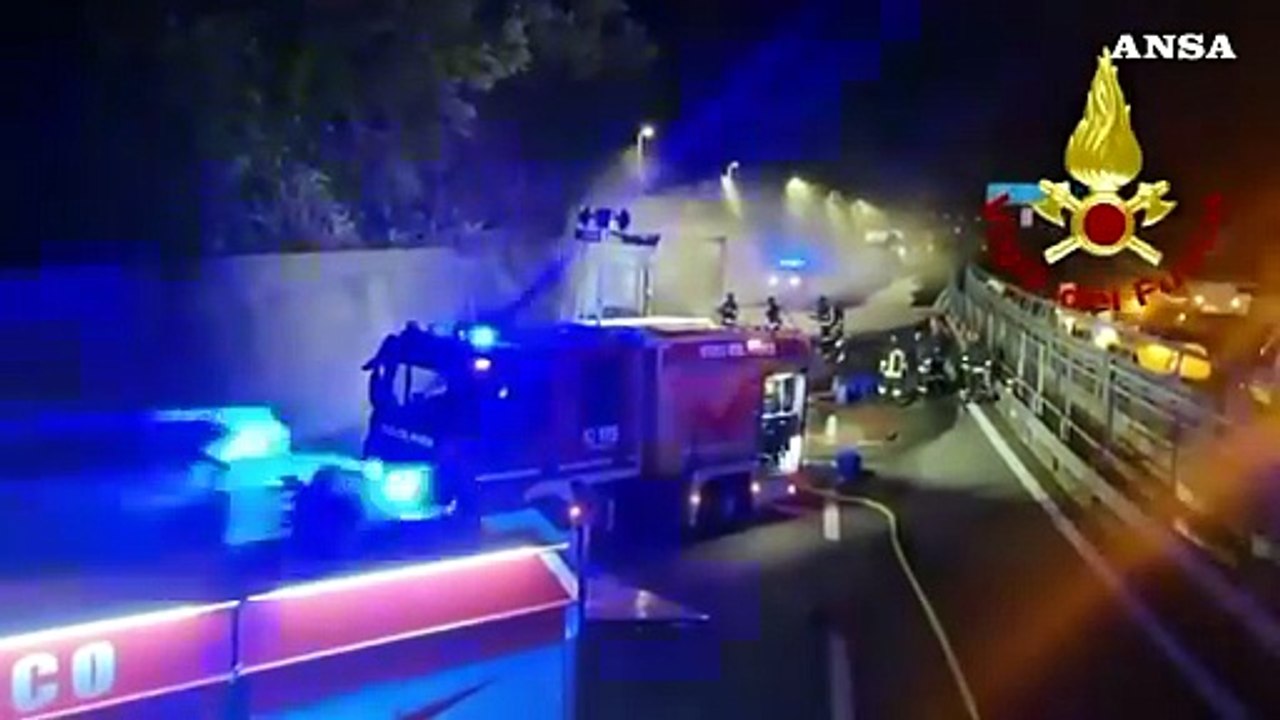 Tir a fuoco in A26 causa un incendio nel bosco sopra Voltri