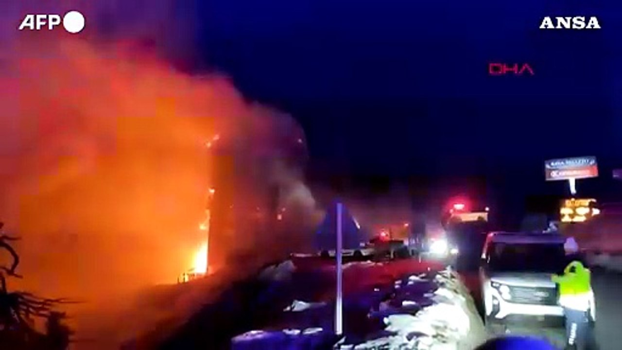 Incendio in un hotel in una stazione sciistica in Turchia, almeno 10 morti