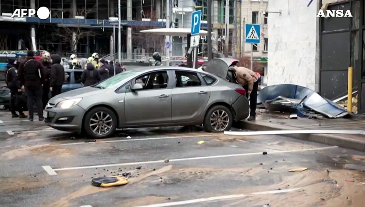Attacco russo su Kiev, macerie e distruzione per le strade della capitale ucraina