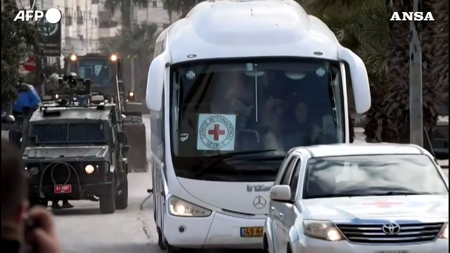 Palestinesi liberati arrivano in Cisgiordania su bus della Croce Rossa