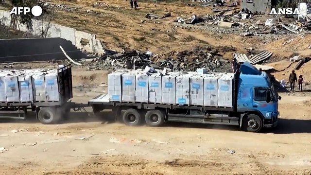 Gaza, gli abitanti di Rafah rincorrono i camion degli aiuti umanitari