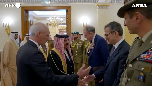 Il Re del Bahrein accoglie Giorgia Meloni a Manama