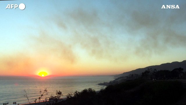 Incendi a Los Angeles, tra il fumo e le macerie a Palisades