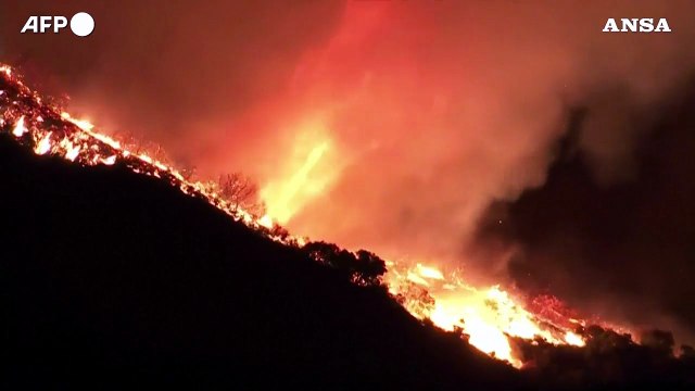 Incendi a Los Angeles, un tornado di fuoco nel Palisades Fire