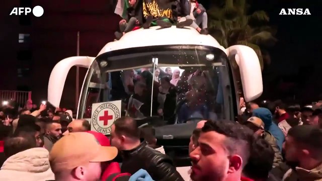 I detenuti palestinesi rilasciati riabbracciano i cari dopo l'accordo di tregua