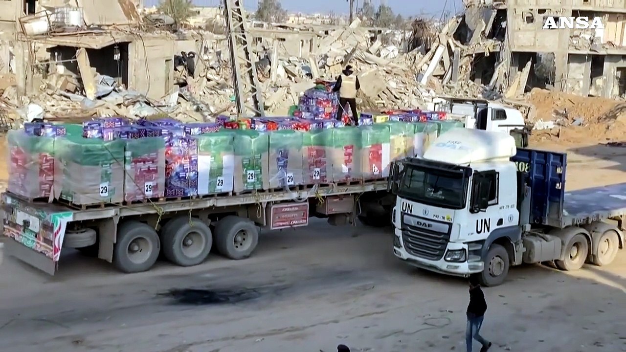 Gaza, camion vuoti si dirigono al valico di frontiera con Israele