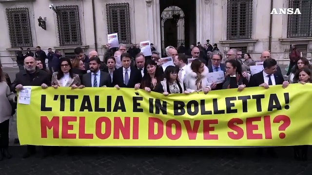 Caro-bollette, M5s davanti a Palazzo Chigi: La gente soffre, Meloni dov'e'?