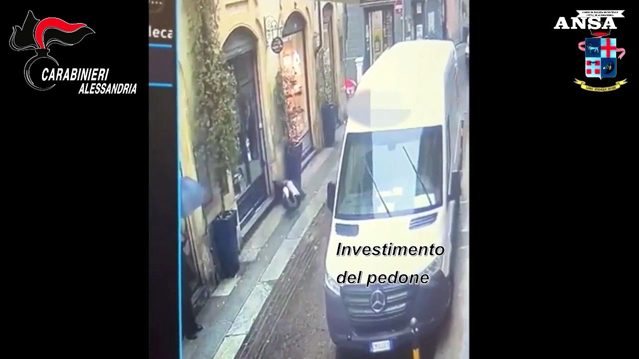 Alessandria, in monopattino investe un anziano e scappa: denunciato