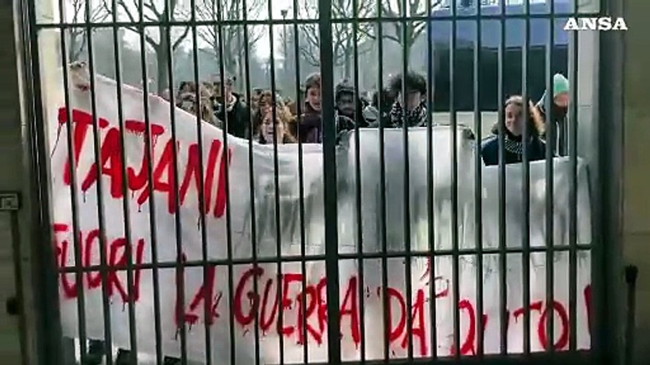 Torino, protesta contro la visita di Tajani al Politecnico