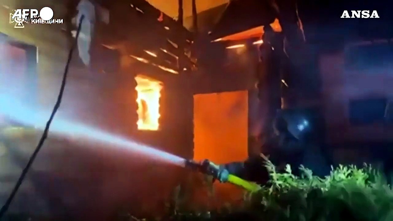 Pioggia di droni russi sull'Ucraina: a Kiev scoppiati incendi