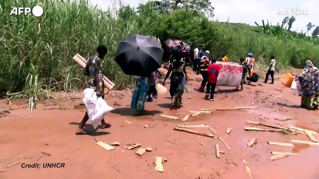 Rifugiati congolesi attraversano il confine con il Burundi