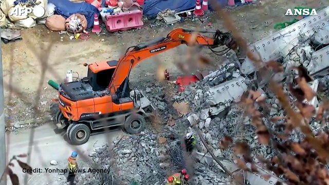 Crolla un ponte in Corea del Sud: almeno tre morti