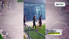 Vini Jr entra no pique dos demais para treino da Seleção
