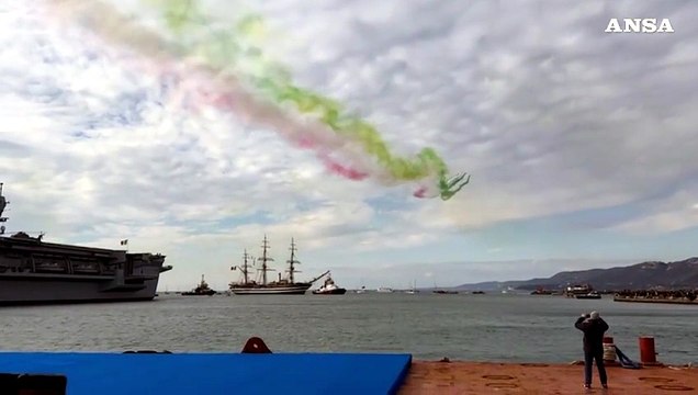 Trieste, le Frecce tricolori omaggiano l'Amerigo Vespucci